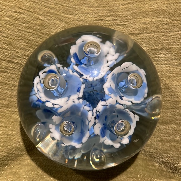 Signed Art Glass Paperweight Blue Flowers John Gentile Glass,  Star City WV - Picture 2 of 11